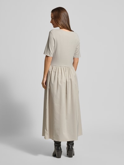 Frauenmodel trägt Maxikleid mit Rundhalsausschnitt von Emporio Armani aus Viskose-Elasthan-Mix, taillierter Schnitt, Rückenansicht, Ganzkörperansicht Rückansicht.