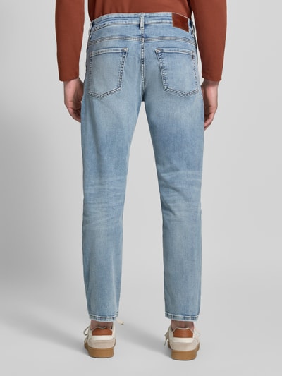 Männermodel trägt Regular Fit Straight Jeans aus Baumwoll-Mix Modell 'RE.MAINE BO' von BOSS, hellblaue Waschung, Herren Straight Fit Jeans von BOSS Orange, Ganzkörperansicht Rückansicht.