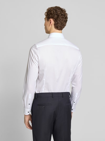 Männermodel trägt Body Fit Business-Hemd aus Baumwolle mit Kentkragen von OLYMP Level Five, weiße glatte Struktur, Ganzkörperansicht Rückansicht, Reine Baumwolle, Knopfleiste, Rückenlänge bei Größe 40: 79 cm, Schulterbreite bei Größe 40: 40 cm, Ärmellänge bei Größe 40: 65 cm.