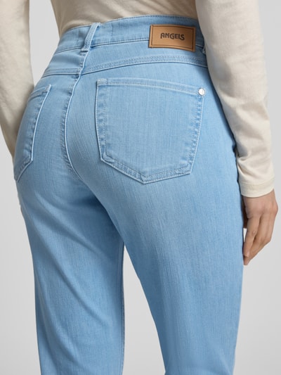 Vrouwenmodel draagt Jeans in verkürzter Passform Modell 'Lene' van Angels in lichte blauw met katoenmix en stretch, used-look, detailopname rug.