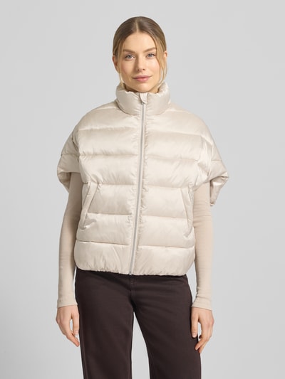 Vrouwenmodel draagt Steppweste mit Stehkragen van Milano Italy in relaxed fit, met steekzakken en rits, lichtbeige, vooraanzicht, bovenlichaam