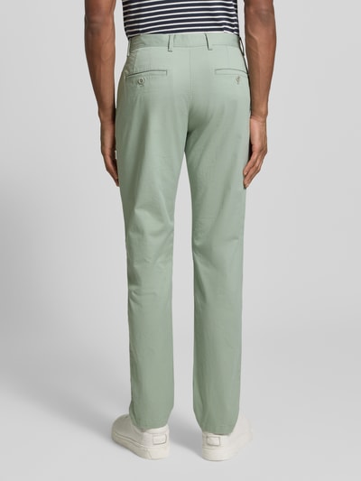 Männermodel trägt Slim Fit Chino aus Baumwoll-Mix von Tommy Hilfiger, Optik: Unifarben, Logo-Patch, Ganzkörperansicht Rückansicht.
