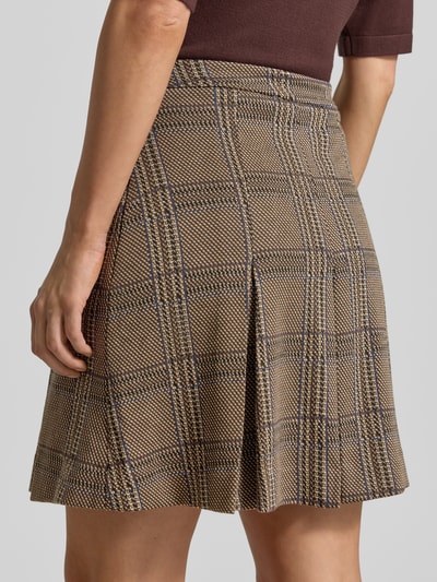 Kobiece model nosi spódnica mini z dodatkiem wiskozy z kontrafałdą od Rich & Royal, fakturowany wzór, linia a, widok z tyłu, Szerokość w rozmiarze S: 36 cm, całkowita długość: 48 cm.