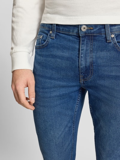 Männermodel trägt Slim Fit Jeans aus Baumwoll-Mix Modell 'LOOM' von Only & Sons in Blau, unifarbenes Denim, Nahaufnahme Oberkörper.