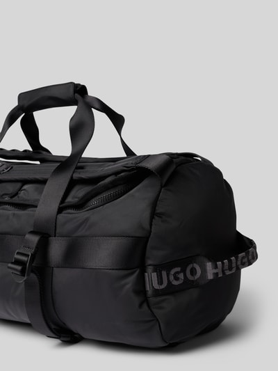 Produktfoto, czarna torba weekendowa Weekender mit Rucksackgurten Modell 'AYDEN_HOLDALL' od HUGO, tekstura miękka, matowa tkanina, kontekst: torba weekendowa męska od HUGO