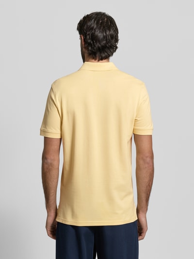 Mannelijk model draagt Regular Fit Poloshirt met Stitching van Christian Berg Men, puur katoen, knoopsluiting, ruglengte maat M 70 cm, geheel achteraanzicht.