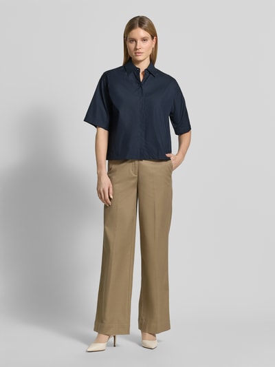 Frauenmodel trägt Oversized Hemdbluse aus reiner Baumwolle Modell 'BIMINA' von BOSS, unifarben, Popeline, Ganzkörperansicht von vorne.