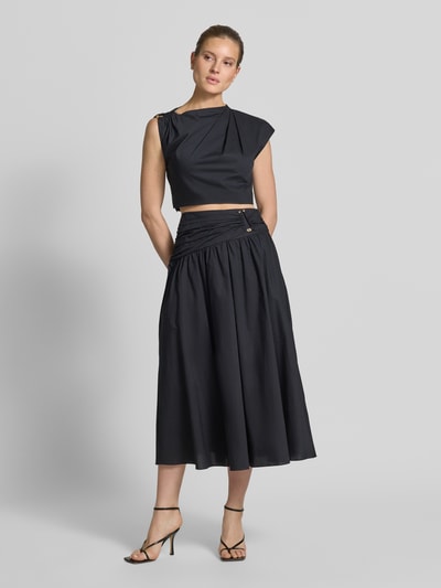 Vrouwenmodel draagt Cropped blouse in asymmetrisch design model 'Dottie' van Forever New, puur katoen, kort fit, mouwloos, plooien, siergarnering, ruglengte bij maat 36: 39 cm, zwart, gladde stof, effen kleur, Ganzkörperansicht von voren.