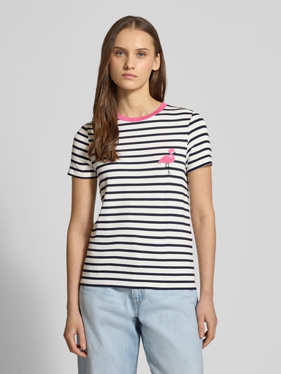 Frauenmodel trägt Regular Fit T-Shirt aus Viskose-Mix Modell 'HEART LIFE' von Only mit Allover-Streifenmuster, Kontrastdetail, Frottee-Applikation, kurzarm, Rundhals; Ganzkörperansicht von vorne.