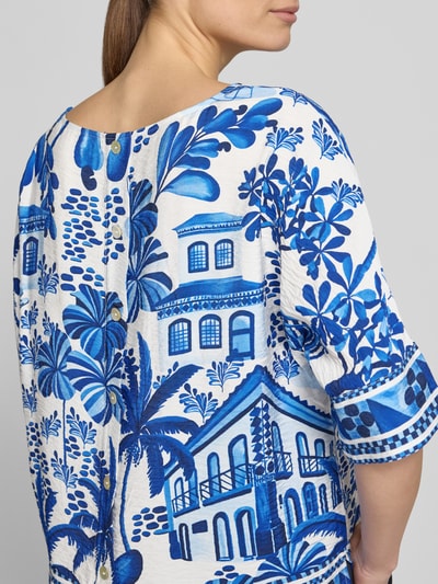Kobiece modelka ma na sobie Regular Fit Bluse aus Viskose-Mix od Christian Berg Woman, mieszanka wiskozy, krój regular fit, mieszanka wzorów na całej powierzchni, listwa guzikowa, rękaw o dł. 1/2, okrągły dekolt, długość tyłu w rozmiarze 36: 55 cm, długość rękawów w rozmiarze 36: 30 cm, detaliczny widok w okolicy pleców.
