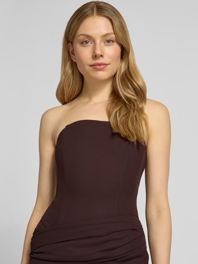 Frauenmodel trägt Cocktailkleid aus Mesh mit Drapierungen Modell 'Kia' von Forever New in Dunkelbraun, Figurbetont, Nahaufnahme Oberkörper, Maxikleid, Rückenlänge 129 cm, Brustweite 33 cm, Größe 36.