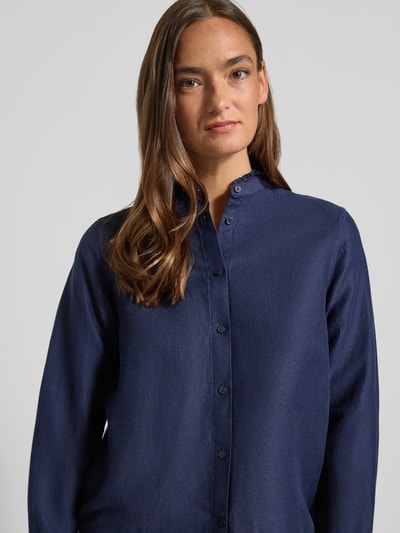 Frauenmodel trägt Regular Fit Bluse aus Leinen-Baumwoll-Mix mit Stehkragen von Gant in Dunkelblau, Knopfleiste, Nahaufnahme Oberkörper.