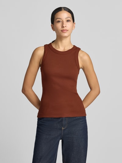 Frauenmodel trägt Skinny Fit Tanktop aus reiner Baumwolle von DRYKORN, braun, Ripp-Optik, Rundhalsausschnitt, Ganzkörperansicht von vorne.