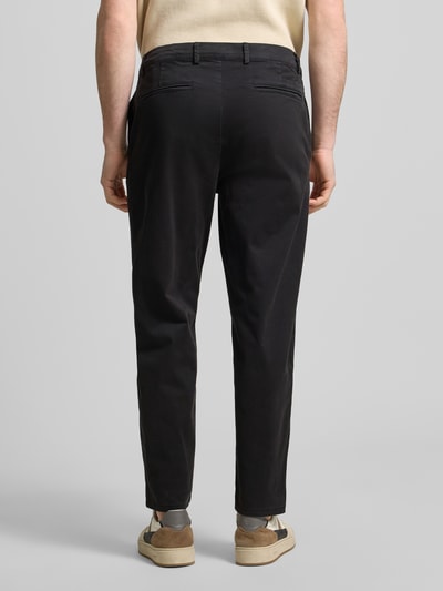 Männermodel trägt zwarte chino met steekzakken model 'PEPE' van Casual Friday, regular fit, achterzakken, ganzkörperansicht rückansicht.
