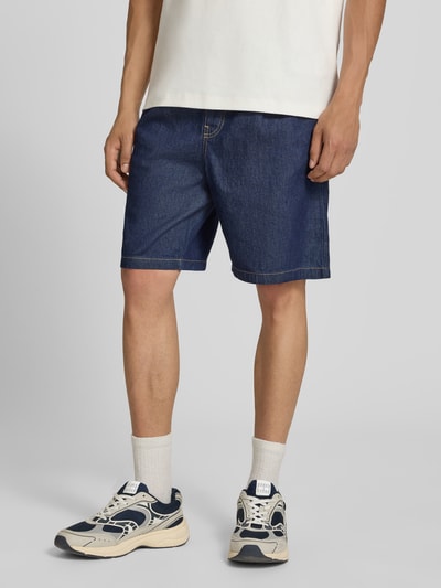 Männermodel trägt Shorts mit elastischem Bund und Kordelzug Modell 'TONY' von Jack & Jones aus Reine Baumwolle, Straight Fit, dunkelblau, Ganzkörperansicht von vorne.
