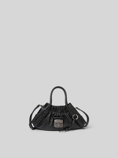 Produktfoto, Shoulder Bag aus echtem Lammleder von Marc Jacobs in Schwarz mit Logo-Detail, Raffung, schmalen Schulterriemen, Hauptfach mit Reißverschluss, Maße 30 cm Breite, 14 cm Länge, 11 cm Tiefe, glatte und leicht glänzende Textur.