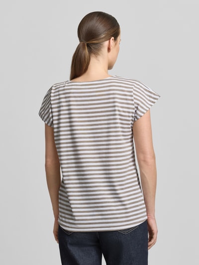 Männlermodel trägt Regular Fit T-Shirt mit Rundhalsausschnitt von G.I.G.A. DX, elastyczna mieszanka materiałów z mieszanką bawełny, krój regular fit, okrągły dekolt, taliowany krój, długość tyłu w rozmiarze 36: 60 cm, srebrne i białe paski, tekstura gładka, Ganzkörperansicht Rückansicht.