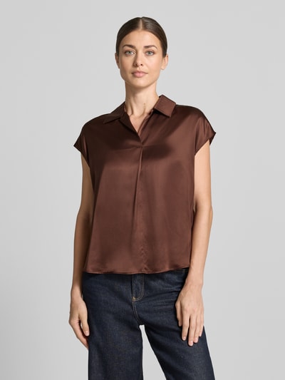 Frauenmodel trägt Regular Fit Hemdbluse aus reiner Seide von Luisa Cerano, schokoladenbraun, glatte Textur, Kurzarm, Ganzkörperansicht von vorne.