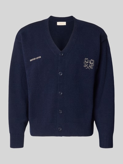 Produktfoto, Cardigan mit Logo-Stitchings und Knopfleiste von ANOTHER COTTON LAB in Dunkelblau, gerader Schnitt, V-Ausschnitt, gerippte Abschlüsse