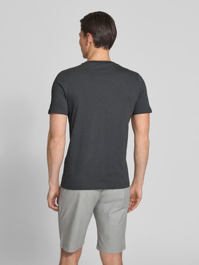 Męski model nosi Regular Fit T-Shirt aus reiner Baumwolle od s.Oliver RED LABEL, kolor melanż, z krótkim rękawem, kieszenią na piersi, materiał bawełniany, widok całej sylwetki z tyłu.