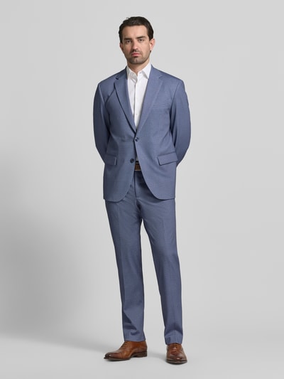Männermodel trägt Stoffhose mit Gesäßtaschen von Christian Berg Men in hellblau mit Bundfalten, Franse steekzakken, rechte fit, Ganzkörperansicht von vorne
