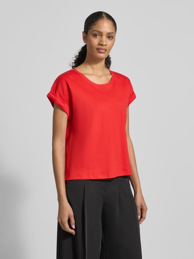 Kobieta nosi damski t-shirt Relaxed Fit T-Shirt mit Logo-Applikation Model 'Pima' od monari z okrągłym dekoltem, długość tyłu 50 cm w rozmiarze 36, widok całej sylwetki z przodu.