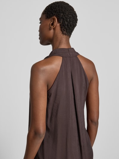 Frauenmodel trägt Neckholder-Midikleid mit Eingrifftaschen Modell 'Wordelia' von OPUS aus Modal-Mix, Detailaufnahme Rückansicht.