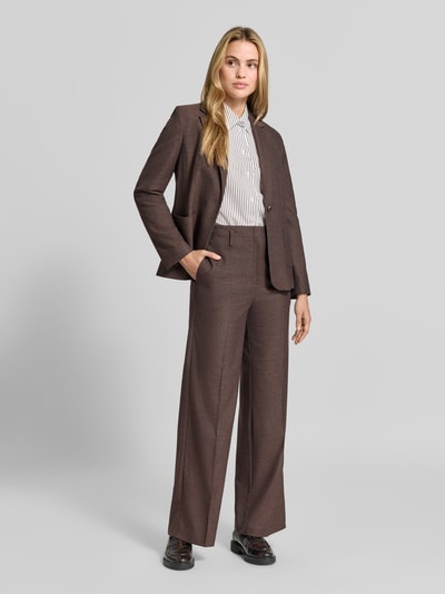Frauenmodel trägt Regular Fit Blazer mit Reverskragen von MORE & MORE, Braunton, aufgesetzte Taschen, Knopfverschluss, Ganzkörperansicht von vorne.