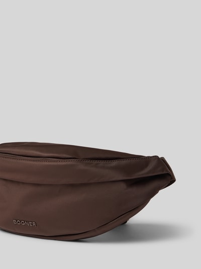 Produktfoto, Bauchtasche mit Logo-Detail Modell 'Janica' von BOGNER in Dunkelbraun, glatte Textur, Reißverschluss, breiter Schulterriemen, Damen Bauchtasche, Kontext: Hauptfach mit Reißverschluss, verstellbarer Schulterriemen, Maße 40x15x12 cm, Riemenlänge 77 cm