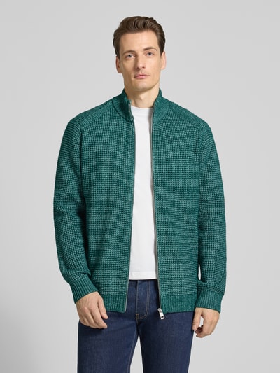 Männermodel trägt Regular Fit Strickjacke mit Woll-Anteil von Tom Tailor in Melange-Optik, Stehkragen, Reißverschluss, Ganzkörperansicht von vorne.