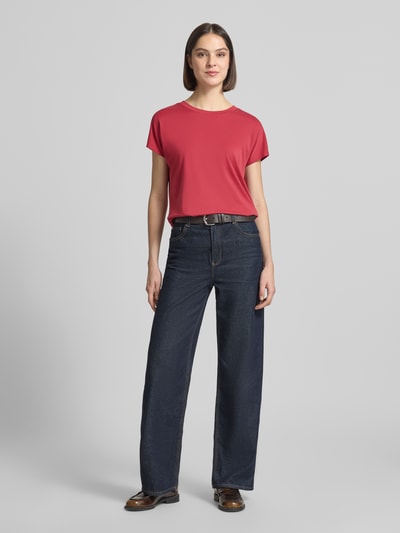 Frauenmodel trägt Damen T-Shirt aus Modal-Mix mit Rundhalsausschnitt von Jake*s Collection in Rot, Regular-Fit, Rückenlänge 58 cm, Ganzkörperansicht von vorne