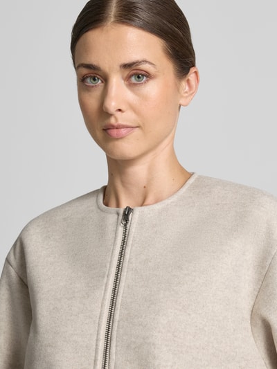 Vrouwenmodel draagt Regular fit bomberjack in viltlook model 'CHLOE' van VERO MODA, dames blouson, close-up bovenlichaam.