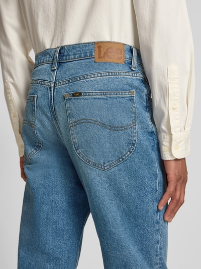 Męski model nosi Straight Fit Jeans im 5-Pocket-Design Modell 'WEST' od Lee, jasnoniebieski denim, bawełna z lyocellem, z tyłu, całkowita tylna perspektywa, szerokość w rozmiarze 32/32: 44 cm, długość nogawki wewnętrznej: 81 cm.