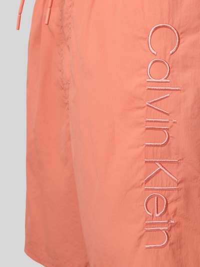 Produktfoto, Regular Fit Shorts mit Gesäßtasche von Calvin Klein Underwear in Koralle, Logo-Stitching, elastischer Bund mit Tunnelzug, integrierter Slip.