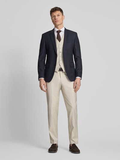 Männermodel trägt Weste aus Viskose Modell 'Weazer' von JOOP! Collection, cremefarben, Regular-Fit, V-Ausschnitt, Knopfleiste, Eingrifftaschen, Rückenlänge 58 cm bei Größe 50, glatte Textur, Ganzkörperansicht von vorne.