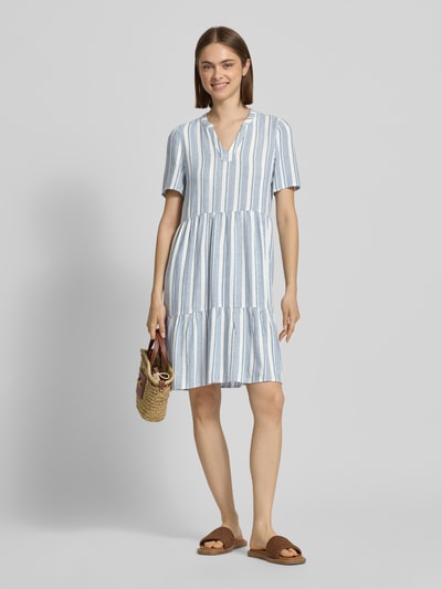 Frauenmodel trägt A-Linie Freizeitkleid aus Viskose-Leinen-Mix Modell 'TIRI-GOA' von Only, gestreift, kurzarm, Mini-Länge, Ganzkörperansicht von vorne.