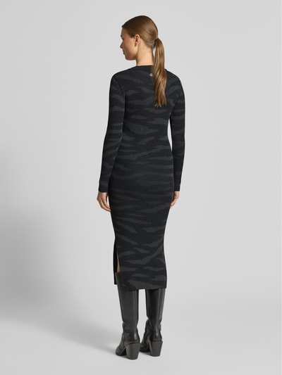 Vrouwenmodel draagt Strickkleid mit Stehkragen van Marc Cain in zwart, puur katoen, nauwsluitend model, midi-jurk, met lange mouwen, ganzkörperansicht rückansicht.