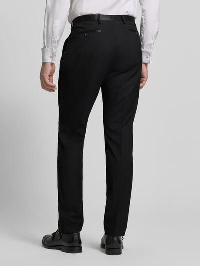 Männermodel trägt Slim Fit Anzughose mit Gesäßtaschen von MCNEAL in Schwarz, glatte Textur, Material-Mix, Ganzkörperansicht Rückansicht.