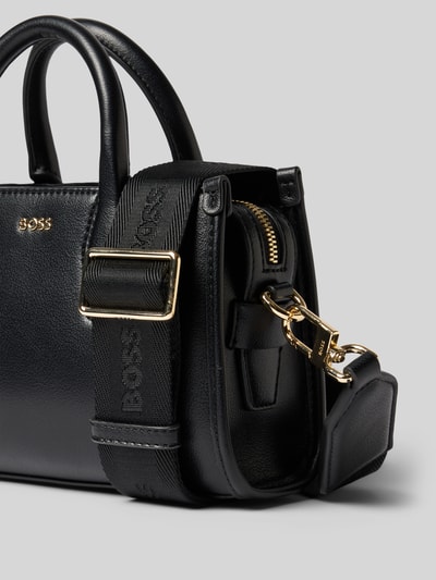 Produktfoto, czarna torba na ramię z detalem z logo, model 'Sandy SM Tote' od BOSS, tekstura skóry, damska torba na ramię BOSS