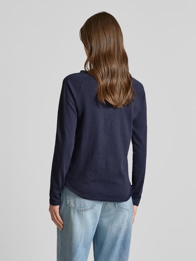 Frauenmodel trägt Longsleeve mit Rundhalsausschnitt und Rollsaum von Smith and Soul aus reiner Baumwolle, Regular-Fit, dunkelblau, glatte Textur, Rückenlänge bei Größe S 56 cm, Ganzkörperansicht Rückansicht.