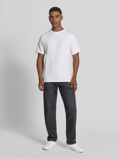 Männermodel trägt Straight Fit Jeans aus reiner Baumwolle von Paul Smith, dunkler Denim, 5-Pocket-Design, Ganzkörperansicht von vorne.