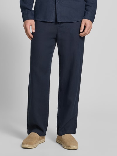 Männermodel trägt Leinenhose mit elastischem Bund von MCNEAL in Dunkelblau, Regular-Fit, reines Leinen, Tunnelzug, Nahaufnahme Unterkörper.