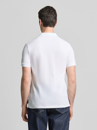 Männermodel trägt Slim Fit Poloshirt mit Logo-Stitching von Geox aus Reine Baumwolle, Strukturmuster, Kurzärmelig, Polokragen, Ganzkörperansicht Rückansicht.