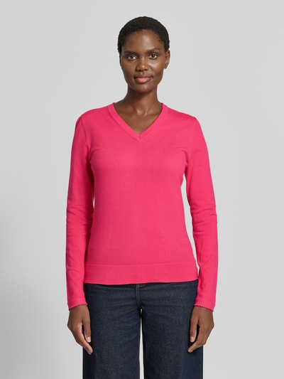 Frauenmodel trägt Pullover aus Viskose-Mix mit V-Ausschnitt von Christian Berg Woman in Pink, gerader Schnitt, gerippte Abschlüsse, Ganzkörperansicht von vorne.