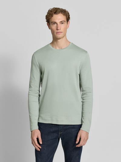 Männermodel trägt Longsleeve mit Rundhalsausschnitt von Christian Berg Men in hellem Grün, Slim Fit, reine Baumwolle, Ganzkörperansicht von vorne.