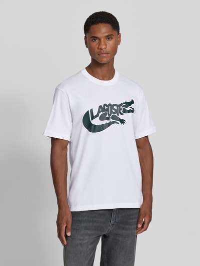 Mannenmodel draagt Regular Fit T-Shirt uit puur katoen van Lacoste, wit met groen logo, Heren t-shirt van Lacoste, volledig frontaal.