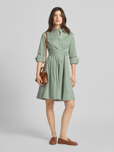 Vrouwenmodel draagt Hemdblusenkleid mit Kentkragen van Apricot, groen-wit gestreept, taillering, knopenrij, ceintuur, katoen-elastaan mix, 3/4-mouwen, midi-lengte, frontale volledige lichaamsopname.
