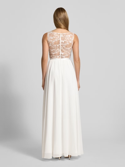 Kobiece modelka nosi Sukienka wieczorowa z koronką i tasiemką w talii od Luxuar, długa biała, taliowany krój, okrągły dekolt, długość tyłu 153 cm, szerokość klatki piersiowej 40 cm, widok całej sylwetki z tyłu.