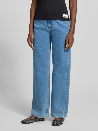 Frauenmodel trägt Loose-Fit Jeans aus reiner Baumwolle Modell 'ENIJAA' von Armedangels in Denim-Optik, 5-Pocket-Design, Ganzkörperansicht von vorne.