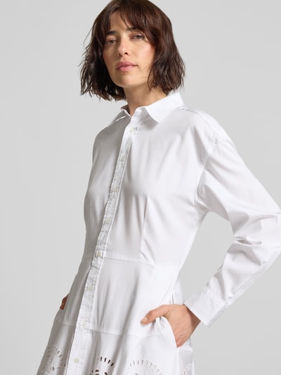 Frauenmodel trägt Midi Hemdblusenkleid aus reiner Baumwolle von Polo Ralph Lauren, Optik: Unifarben, tailliert, Hemdblusenkragen, Lochspitze, einreihige Knopfleiste, Material: reine Baumwolle, Nahaufnahme Oberkörper.